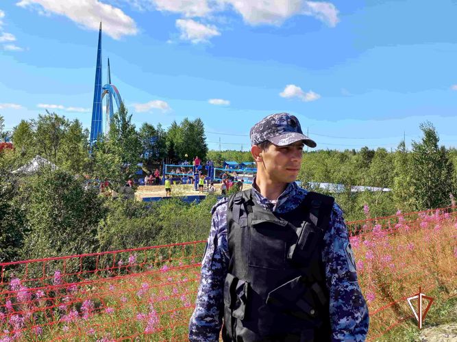 Росгвардия обеспечила правопорядок на первом турнире по пляжному волейболу, состоявшимся на Полярном Круге (видео)