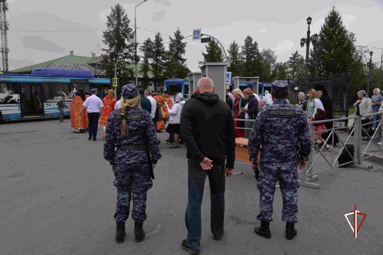 Росгвардия обеспечивает общественный порядок в период богослужений по случаю прибытия на Ямал ковчега с мощами Георгия Победоносца