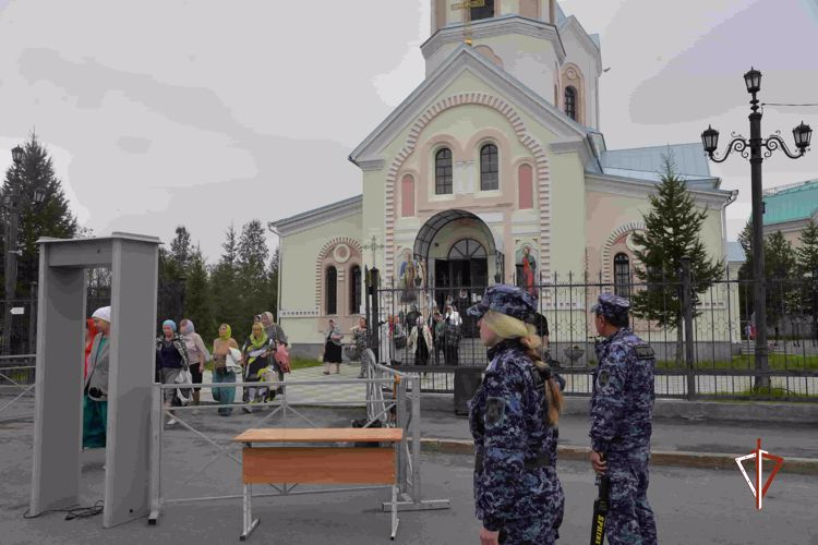 Росгвардия обеспечивает общественный порядок в период богослужений по случаю прибытия на Ямал ковчега с мощами Георгия Победоносца
