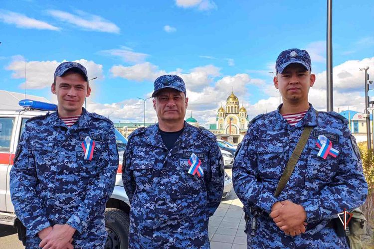 На Ямале Росгвардия принимает участие в праздновании Дня государственного флага