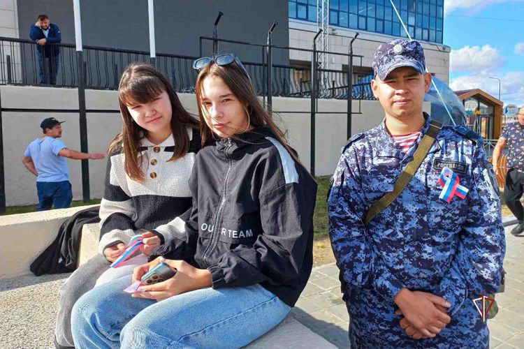 На Ямале Росгвардия принимает участие в праздновании Дня государственного флага