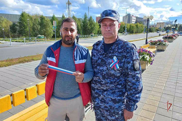 На Ямале Росгвардия принимает участие в праздновании Дня государственного флага