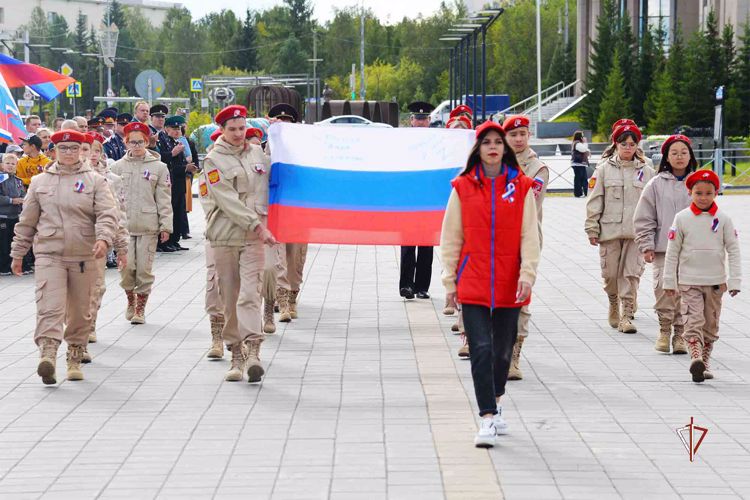 На Ямале Росгвардия принимает участие в праздновании Дня государственного флага