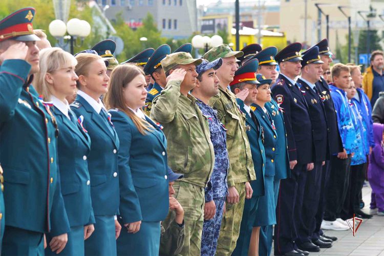 На Ямале Росгвардия принимает участие в праздновании Дня государственного флага