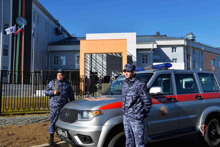 Росгвардия приняла участие в охране правопорядка в День знаний на Ямале