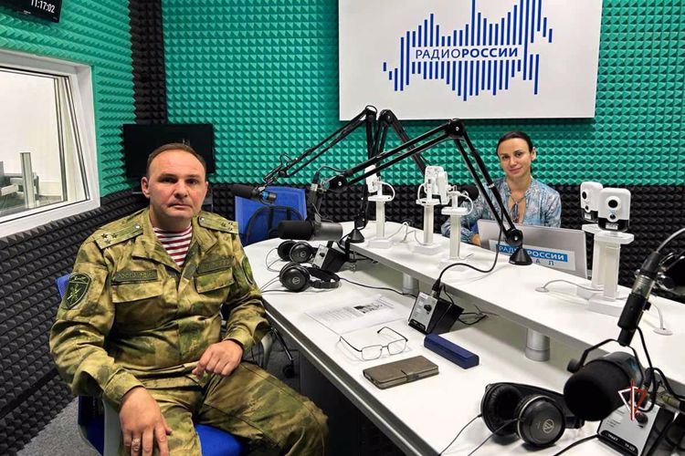 В рамках ведомственной радиопередачи офицер Росгвардии рассказал ямальским слушателям о Герое России генерал-полковнике Анатолии Романове (АУДИО)