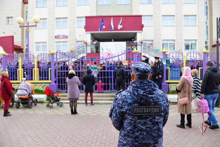 Росгвардия приняла участие в охране правопорядка в День знаний на Ямале