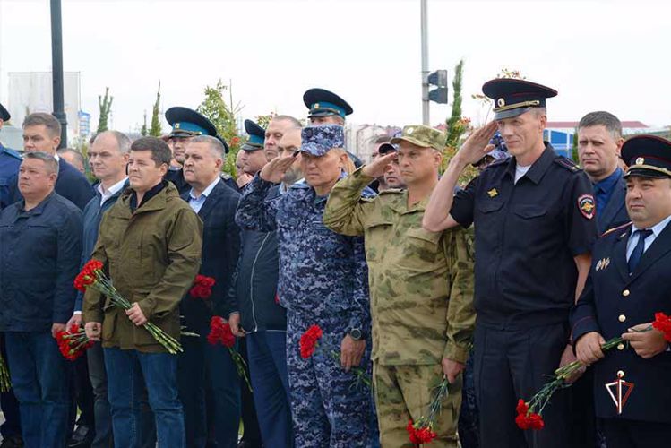 На Ямале росгвардейцы приняли участие в открытии памятника погибшим в ходе спецоперации
