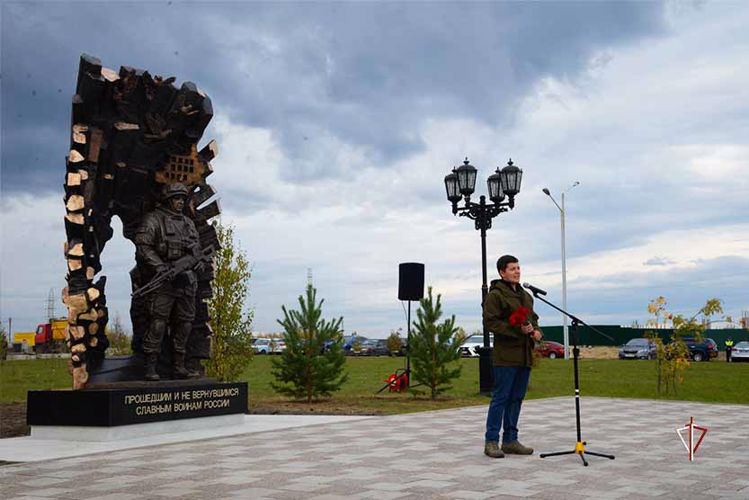 На Ямале росгвардейцы приняли участие в открытии памятника погибшим в ходе спецоперации