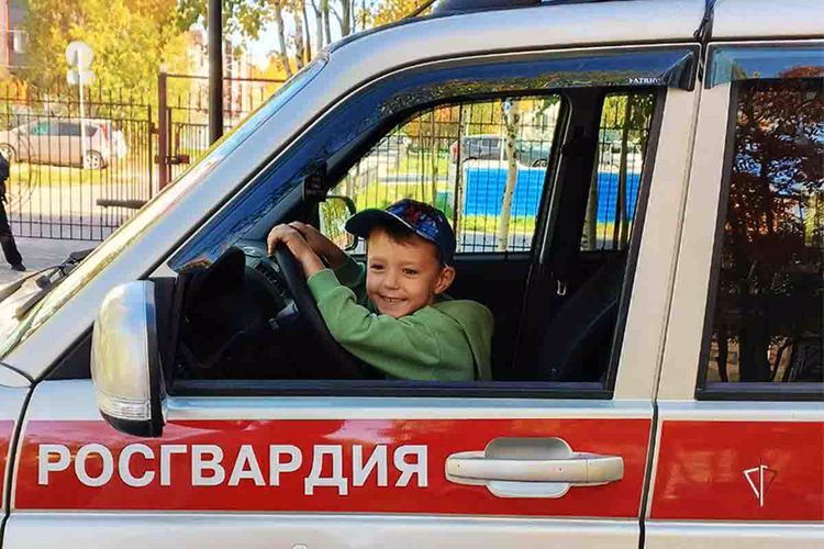 В Муравленко сотрудники Росгвардии приняли участие в акции «Ваша безопасность - наша работа!»
