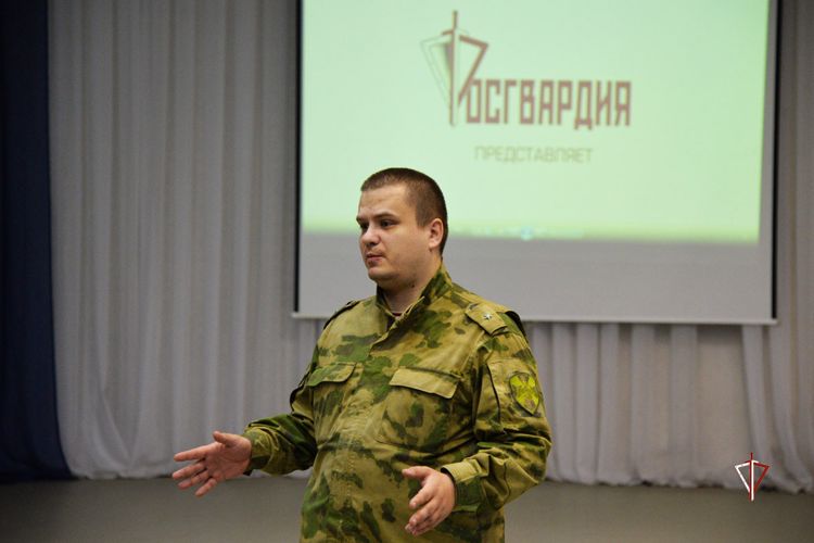 Офицер Росгвардии рассказал ямальским кадетам о Герое России генерал-полковнике Анатолии Романове