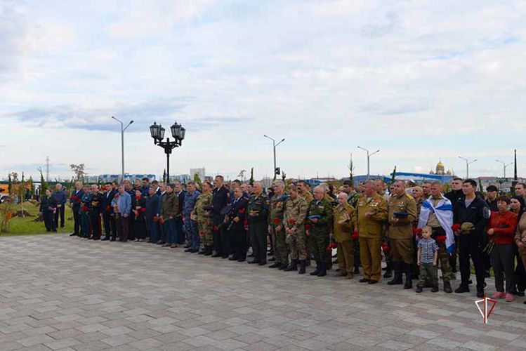 На Ямале росгвардейцы приняли участие в открытии памятника погибшим в ходе спецоперации