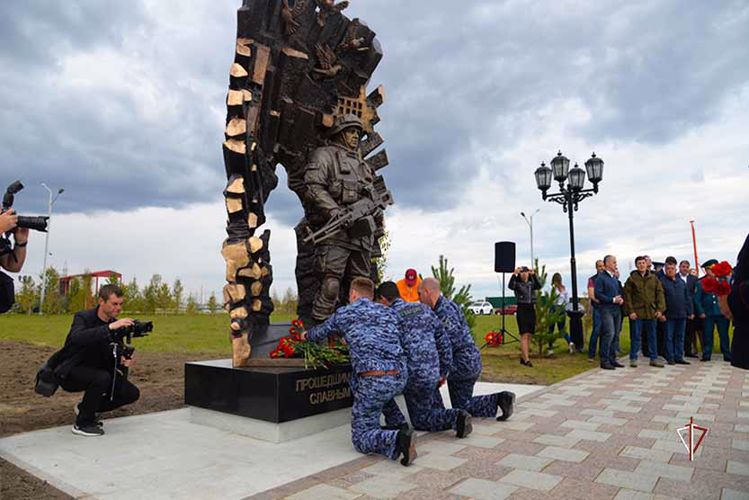 На Ямале росгвардейцы приняли участие в открытии памятника погибшим в ходе спецоперации