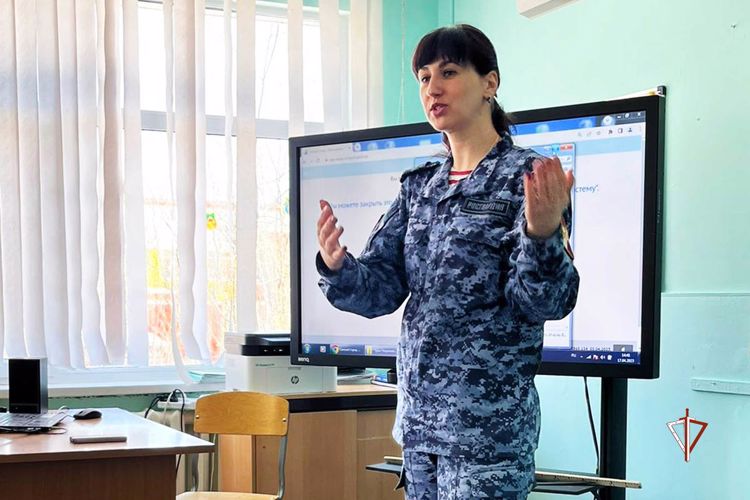 Росгвардейцы рассказали ямальским школьникам об истоках празднования Дня народного единства