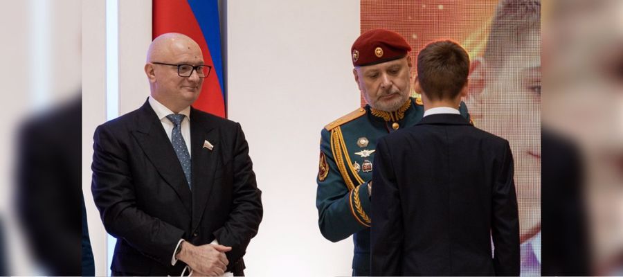 Генерал-лейтенант Алексей Воробьёв и Герой России полковник Сергей Хайрудинов приняли участие в церемонии награждения детей-героев