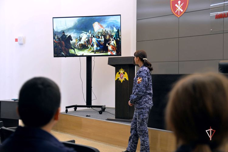 Бойцы СОБР Росгвардии впервые встретились с подшефными кадетами на Ямале (ВИДЕО)