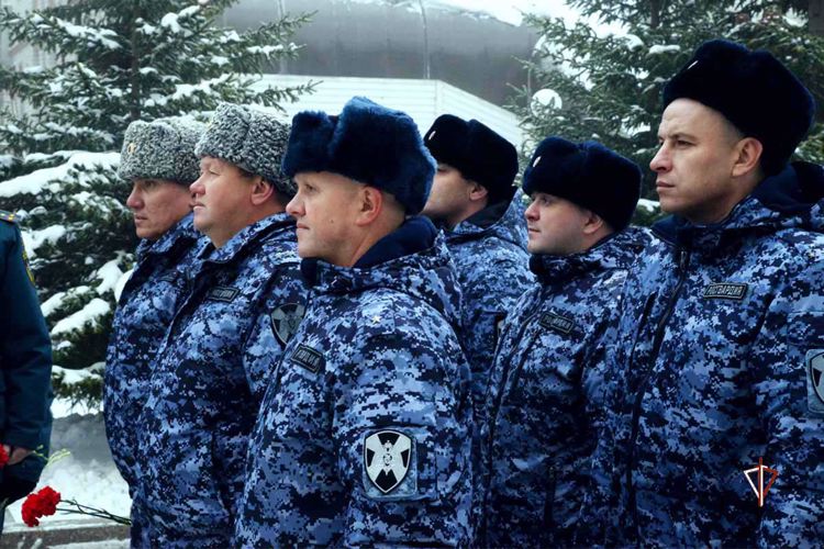На Ямале Росгвардия приняла участие в мероприятиях, посвященных Дню памяти погибших правоохранителей