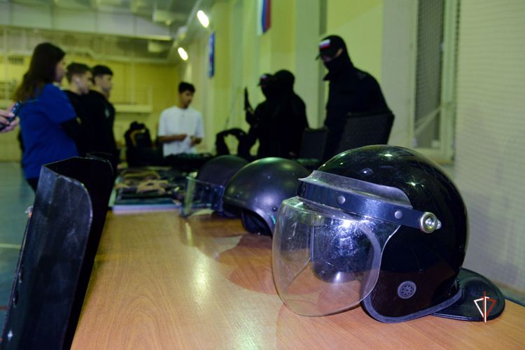 Сотрудники СОБР Росгвардии провели презентацию ведомства для ямальских подростков 