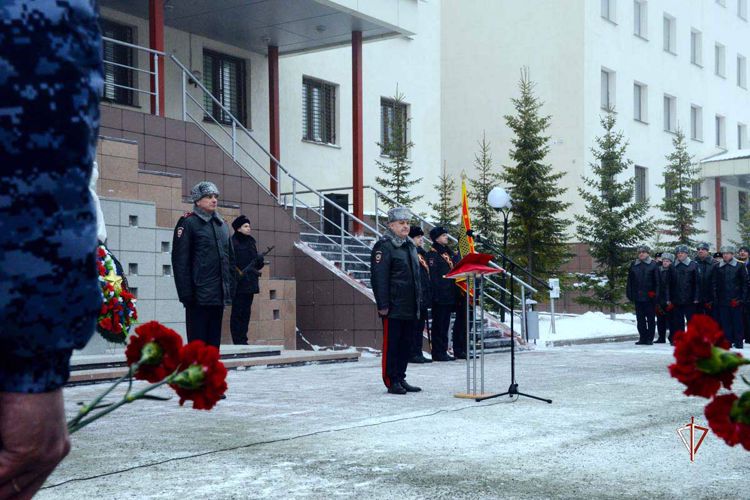На Ямале Росгвардия приняла участие в мероприятиях, посвященных Дню памяти погибших правоохранителей