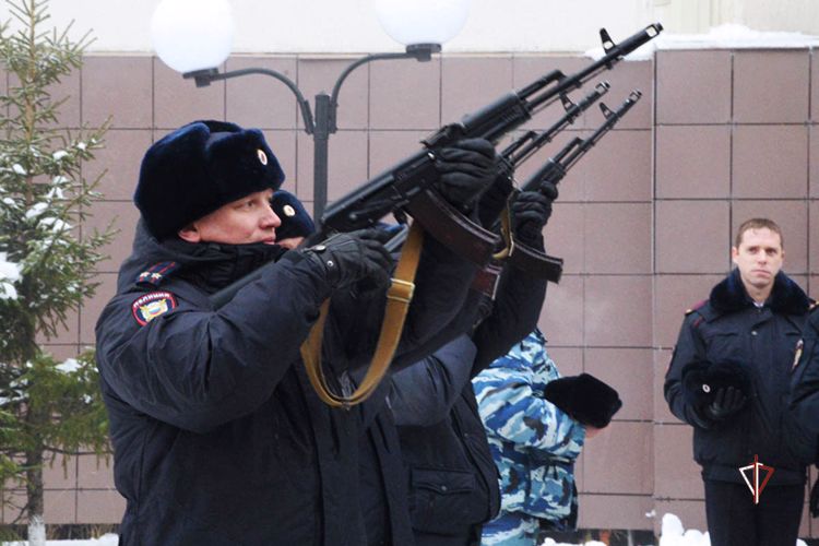 На Ямале Росгвардия приняла участие в мероприятиях, посвященных Дню памяти погибших правоохранителей