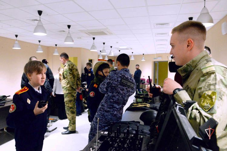 Бойцы СОБР Росгвардии впервые встретились с подшефными кадетами на Ямале (ВИДЕО)