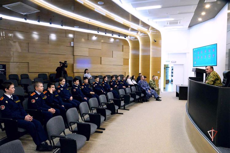 Бойцы СОБР Росгвардии впервые встретились с подшефными кадетами на Ямале (ВИДЕО)
