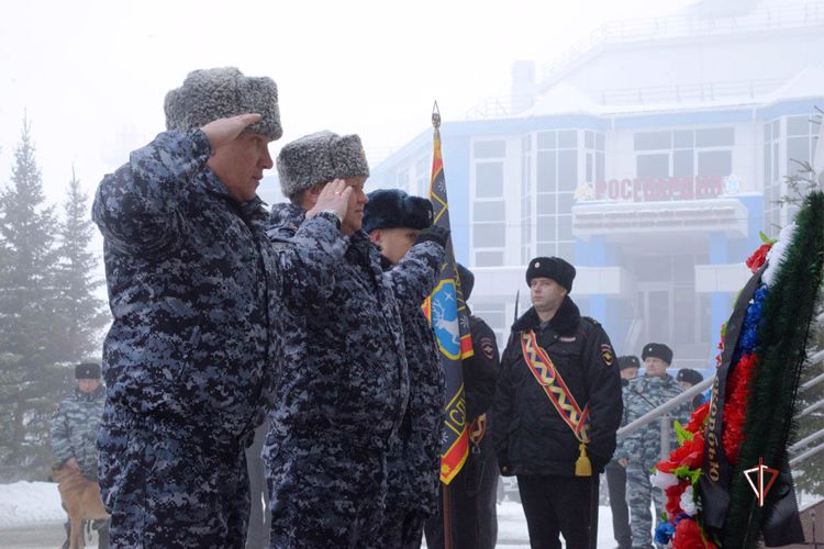 На Ямале Росгвардия приняла участие в мероприятиях, посвященных Дню памяти погибших правоохранителей