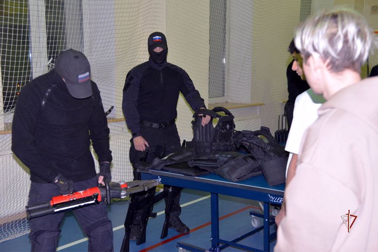 Сотрудники СОБР Росгвардии провели презентацию ведомства для ямальских подростков