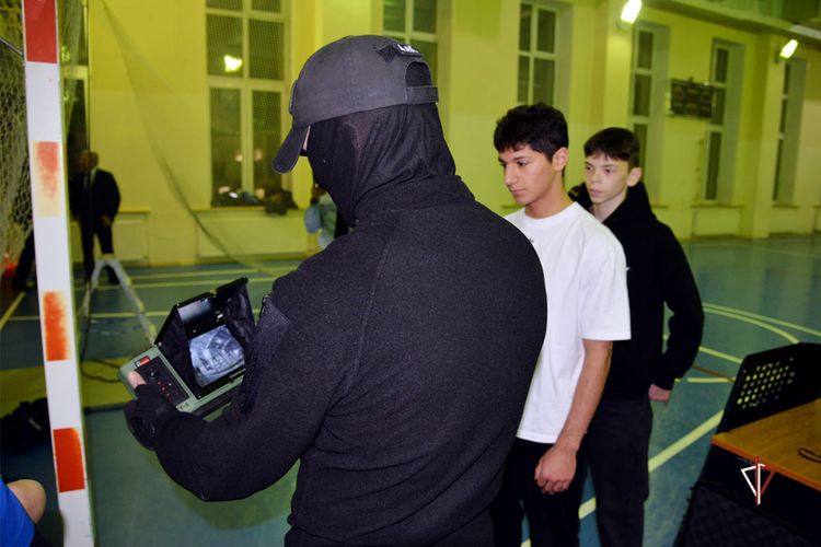 Сотрудники СОБР Росгвардии провели презентацию ведомства для ямальских подростков 