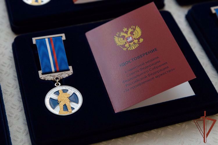 Генерал-лейтенант Алексей Воробьёв и Герой России полковник Сергей Хайрудинов приняли участие в церемонии награждения детей-героев