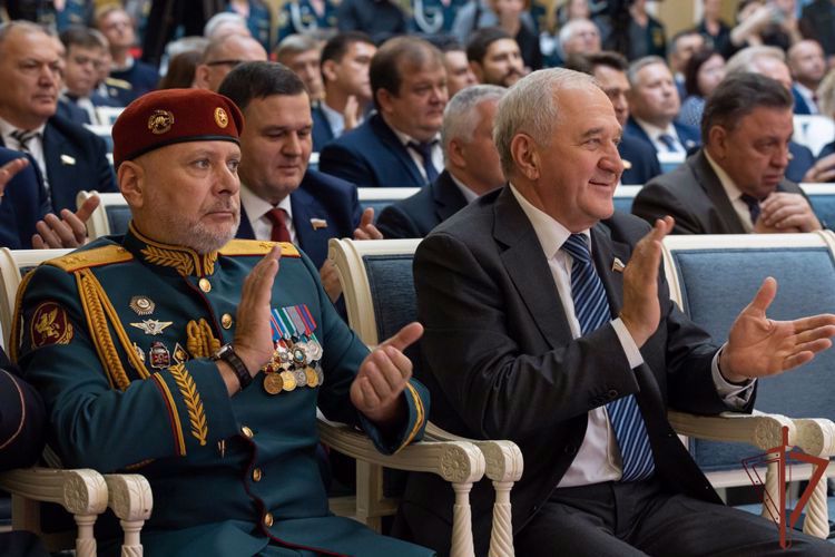 Генерал-лейтенант Алексей Воробьёв и Герой России полковник Сергей Хайрудинов приняли участие в церемонии награждения детей-героев