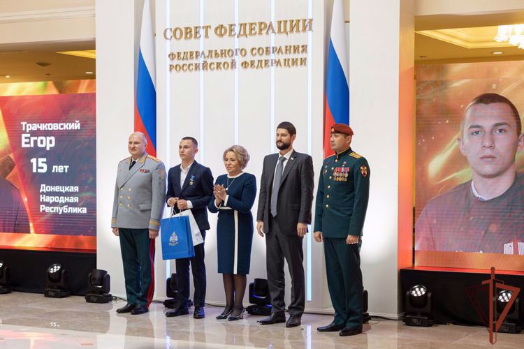 Генерал-лейтенант Алексей Воробьёв и Герой России полковник Сергей Хайрудинов приняли участие в церемонии награждения детей-героев