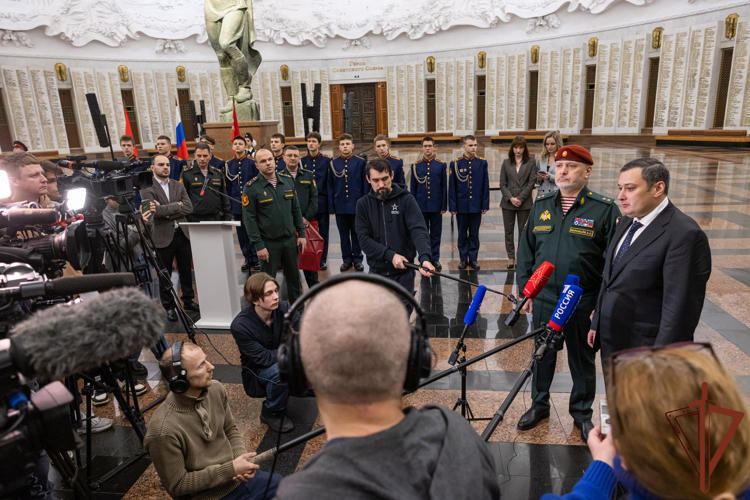 В День Героев Отечества генерал-лейтенант Алексей Воробьев и депутат Госдумы Александр Хинштейн приняли участие в памятном мероприятии в Музее Победы