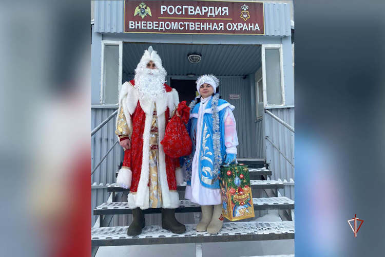 «Дед Мороз специального назначения» продолжает поздравление детей росгвардейцев на Ямале