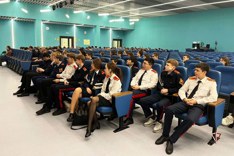 Офицеры Росгвардии рассказали о героическом подвиге жителей блокадного Ленинграда салехардским старшеклассникам
