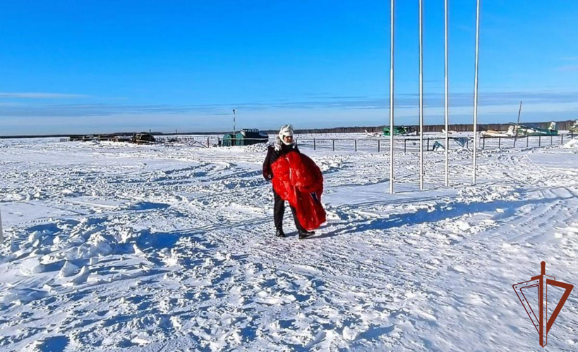 Летчики Росгвардии совершили тренировочные прыжки с парашютом на Урале (видео)