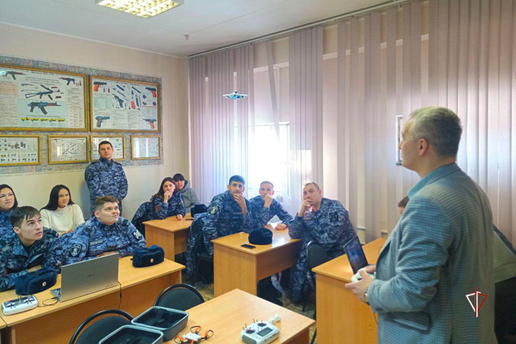 Росгвардейцы приняли участие в учебно-практических занятиях по управлению беспилотными летательными аппаратами на Ямале 