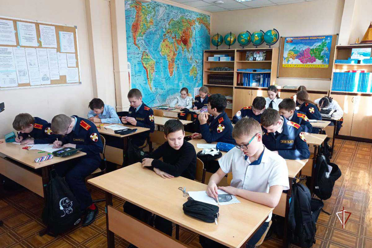 На Ямале подшефные кадеты Росгвардии изготовили праздничные открытки ко Дню защитника отчества