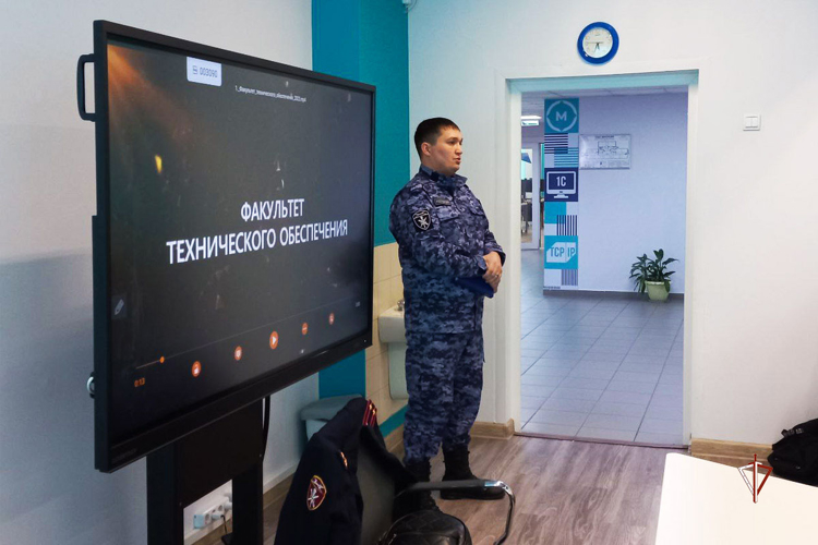 Офицер Росгвардии дал старт Всероссийской ведомственной акции «Неделя мужества» на Ямале