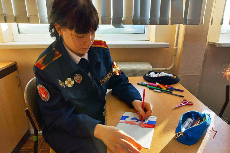 На Ямале подшефные кадеты Росгвардии изготовили праздничные открытки ко Дню защитника отчества