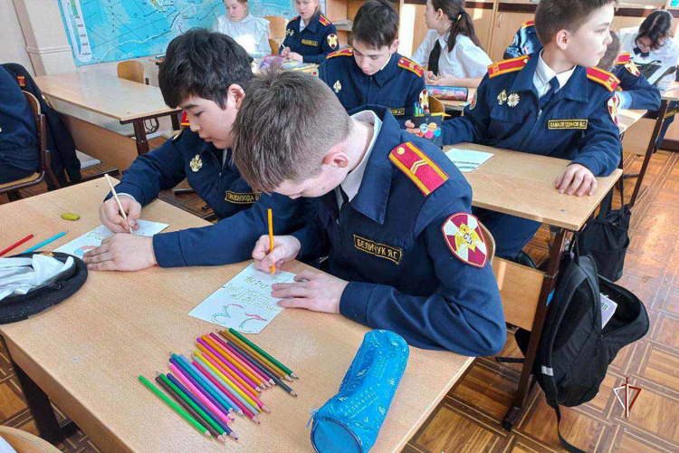 На Ямале подшефные кадеты Росгвардии изготовили праздничные открытки ко Дню защитника отчества