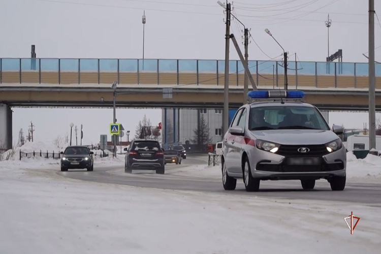 Росгвардейцы оказали помощь автовладелице с ребенком после ДТП на Ямале (ВИДЕО)