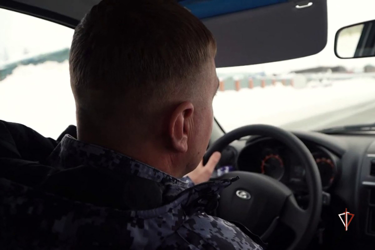 Росгвардейцы оказали помощь автовладелице с ребенком после ДТП на Ямале (ВИДЕО)