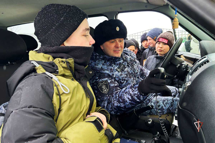Росгвардия поздравляет представительниц прекрасного пола с Международным женским днем на Ямале