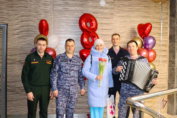 Росгвардия поздравляет представительниц прекрасного пола с Международным женским днем на Ямале