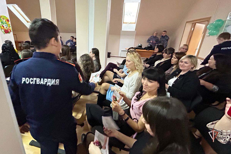 Росгвардия поздравляет представительниц прекрасного пола с Международным женским днем на Ямале