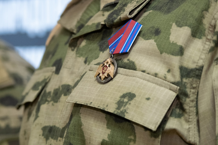 Командующий Уральским округом Росгвардии вручил военнослужащим государственные и ведомственные награды
