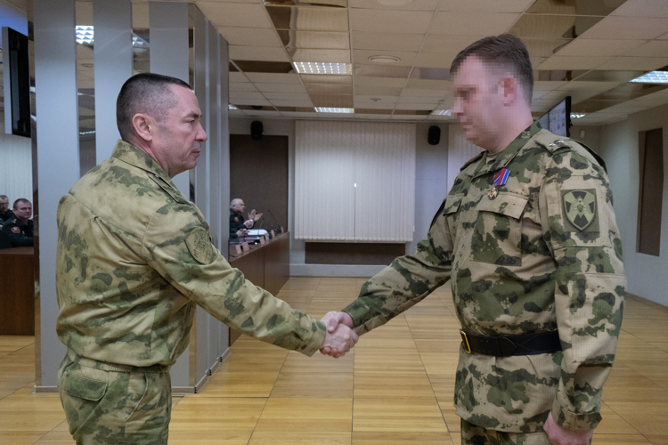 Командующий Уральским округом Росгвардии вручил военнослужащим государственные и ведомственные награды