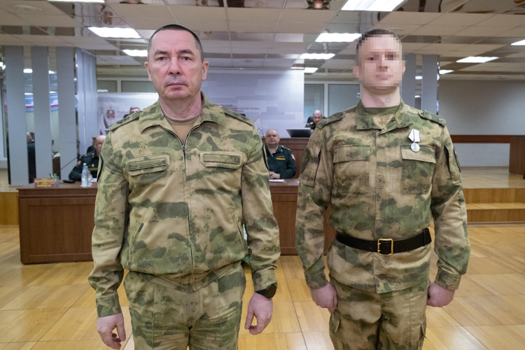 Командующий Уральским округом Росгвардии вручил военнослужащим государственные и ведомственные награды
