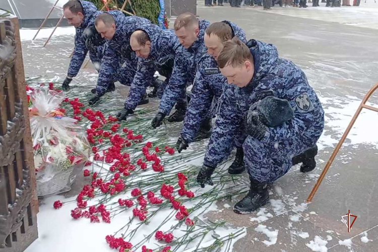 Парадный расчет Росгвардии в столице Ямала принял участие в праздничном марше, посвященном Великой Победе
